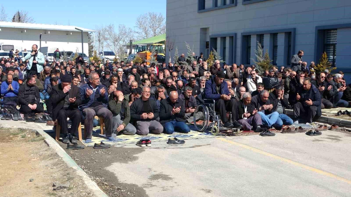 Deprem bölgesi Malatya\'da Ramazan\'ın ilk cuma namazı kılındı
