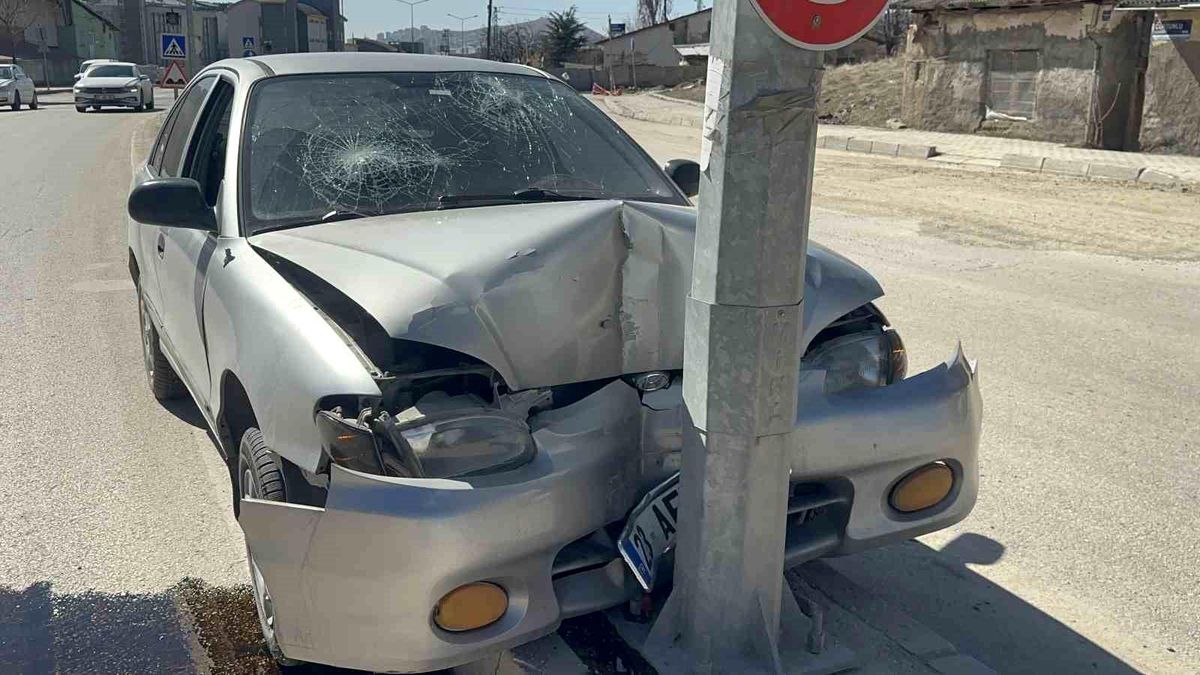 Elazığ\'da Kaza: 3 Yaralı