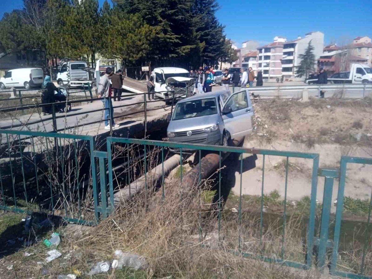 Eskişehir\'de Kaza: Araç Borularda Asılı Kaldı