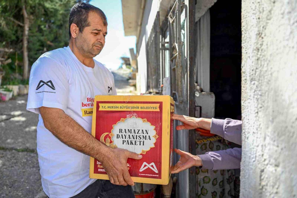 Mersin\'de 144 Bin Haneye Ramazan Dayanışma Paketi Dağıtımı Başladı