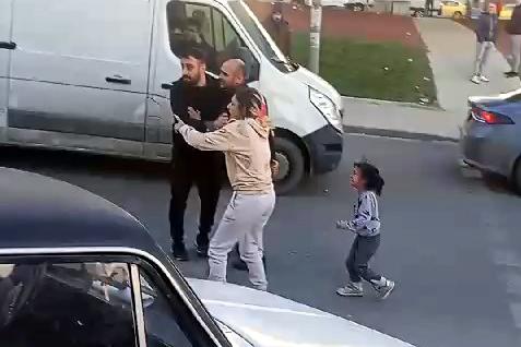 Olayların ilçesinde kadın sopayla erkeklere saldırdı, çocuk babasını engellemeye çalıştı