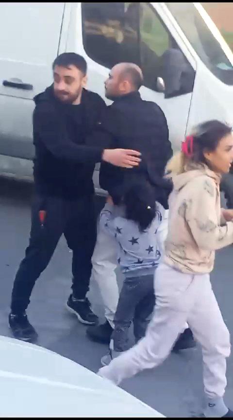 Olayların ilçesinde kadın sopayla erkeklere saldırdı, çocuk babasını engellemeye çalıştı