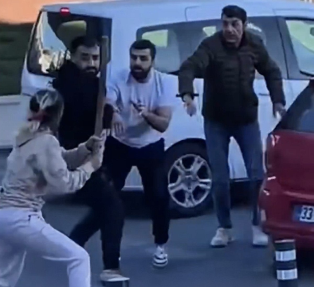 Olayların ilçesinde kadın sopayla erkeklere saldırdı, çocuk babasını engellemeye çalıştı