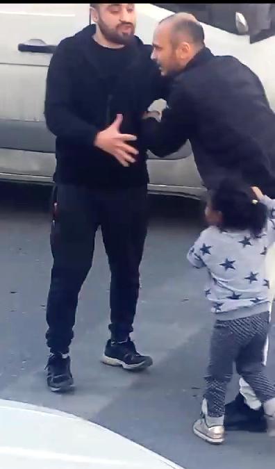 Olayların ilçesinde kadın sopayla erkeklere saldırdı, çocuk babasını engellemeye çalıştı