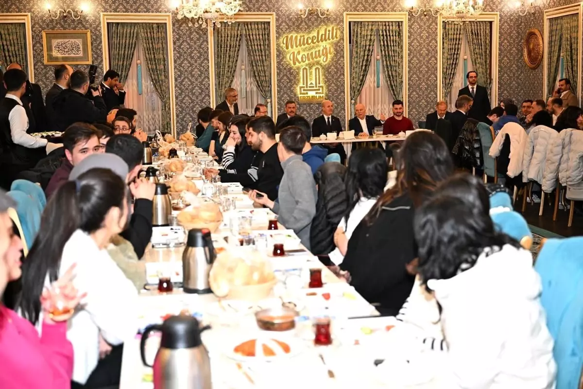 YÖK Başkanı Erol Özvar, Üniversiteli Gençlerle Sahur Programında Buluştu
