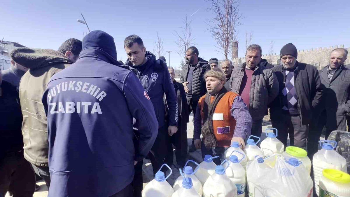Erzurum\'da Süt Üreticilerinden Fiyat Eylemi: Bedava Süt Dağıttılar