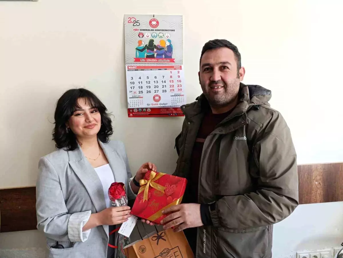 Kadınlar Günü\'nde Yurt Eğitim Sen\'den Jest