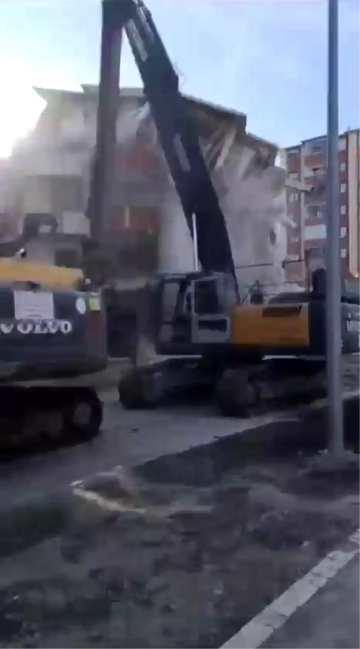 Elazığ\'da Yıkım Anı Kamerada