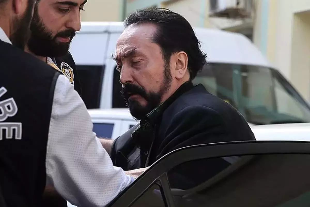 Adnan Oktar\'a köfte ekmek siparişi getiren binbaşı görevden alındı