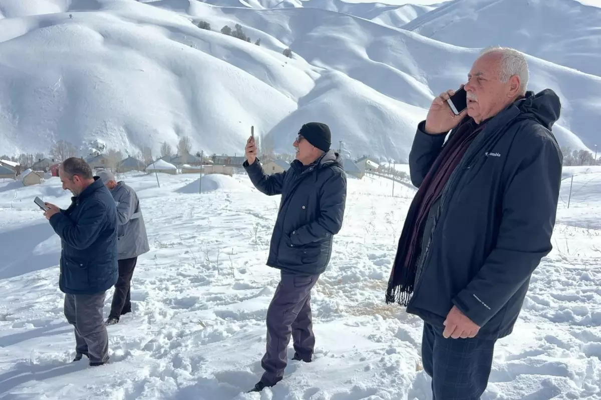 "Alo" diyebilmek için 1 kilometre yol yürümek zorundalar