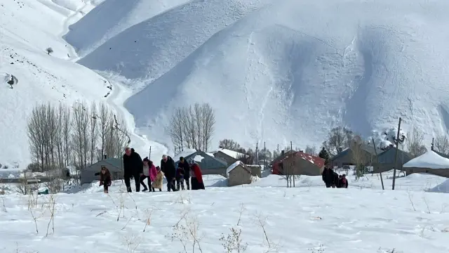 'Alo' diyebilmek için 1 kilometre yol yürümek zorundalar