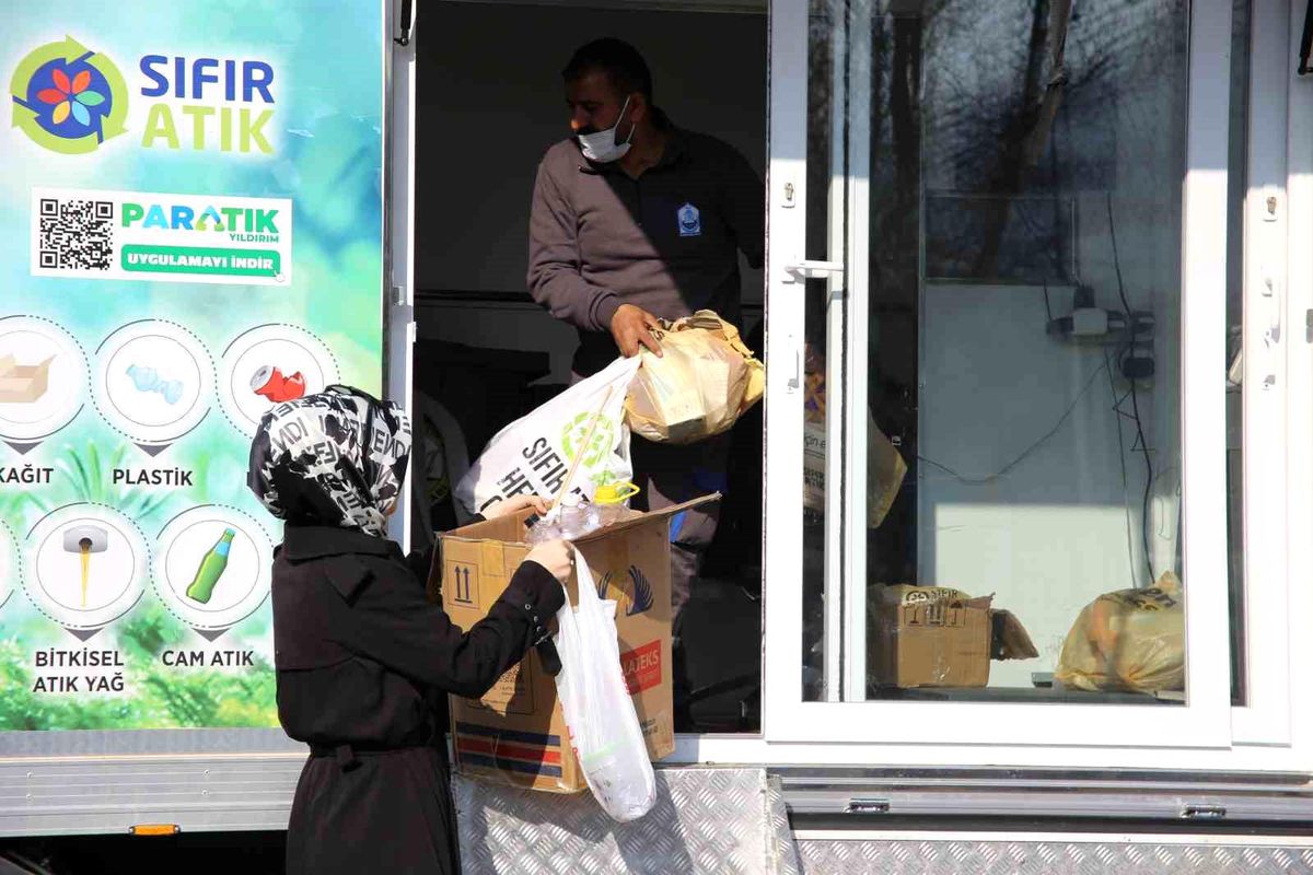 Bursa\'da kadınlar, geri dönüşümle evlerine katkıda bulunuyor