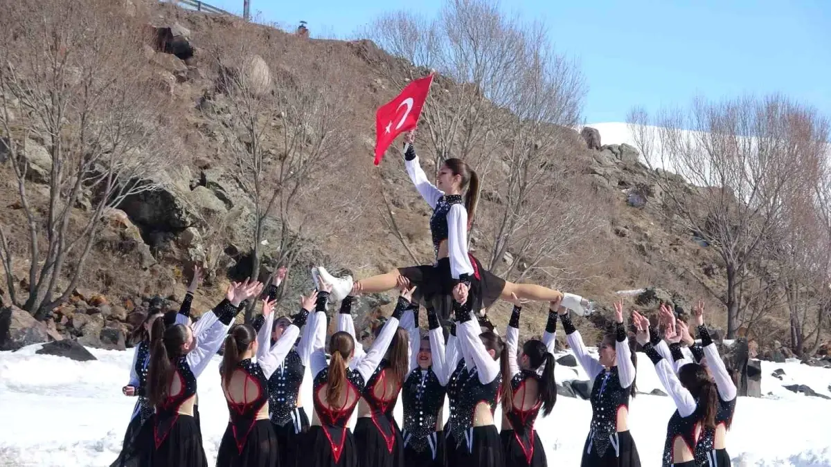 Türkiye Artisitik Buz Pateni Milli Takımı\'ndan 8 Mart Dünya Kadınlar Günü Gösterisi