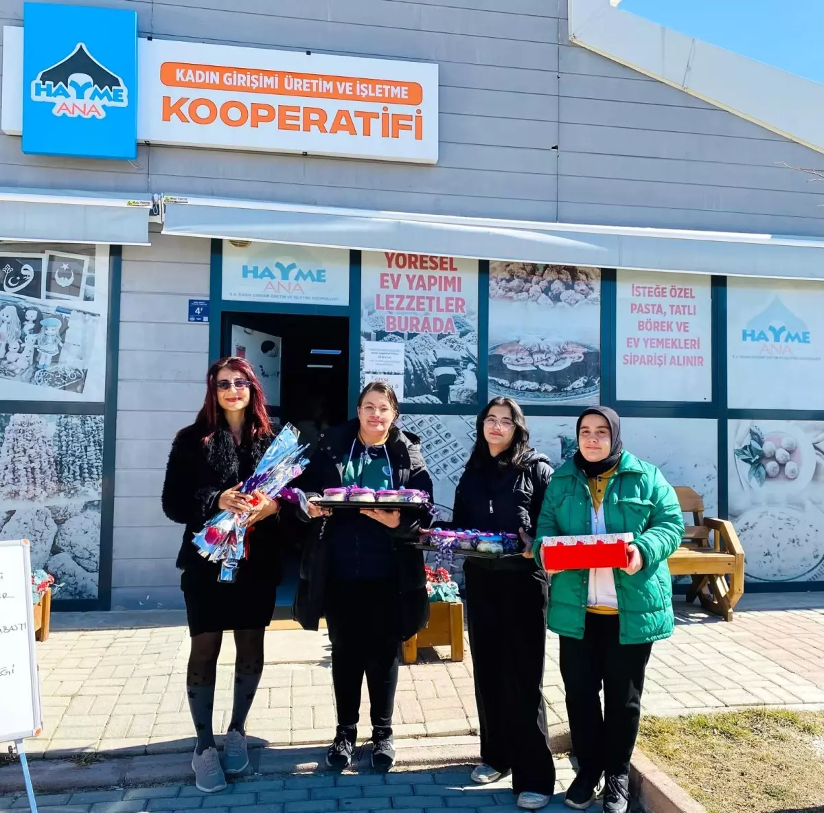 Elazığ\'da öğretmen ve öğrencilerden anlamlı 8 Mart kutlaması