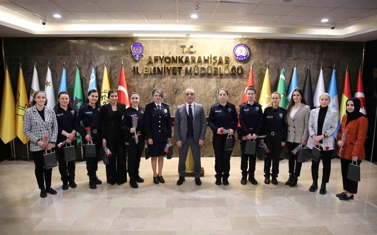 Kadınlar Günü\'nde Emniyet\'ten Kutlama