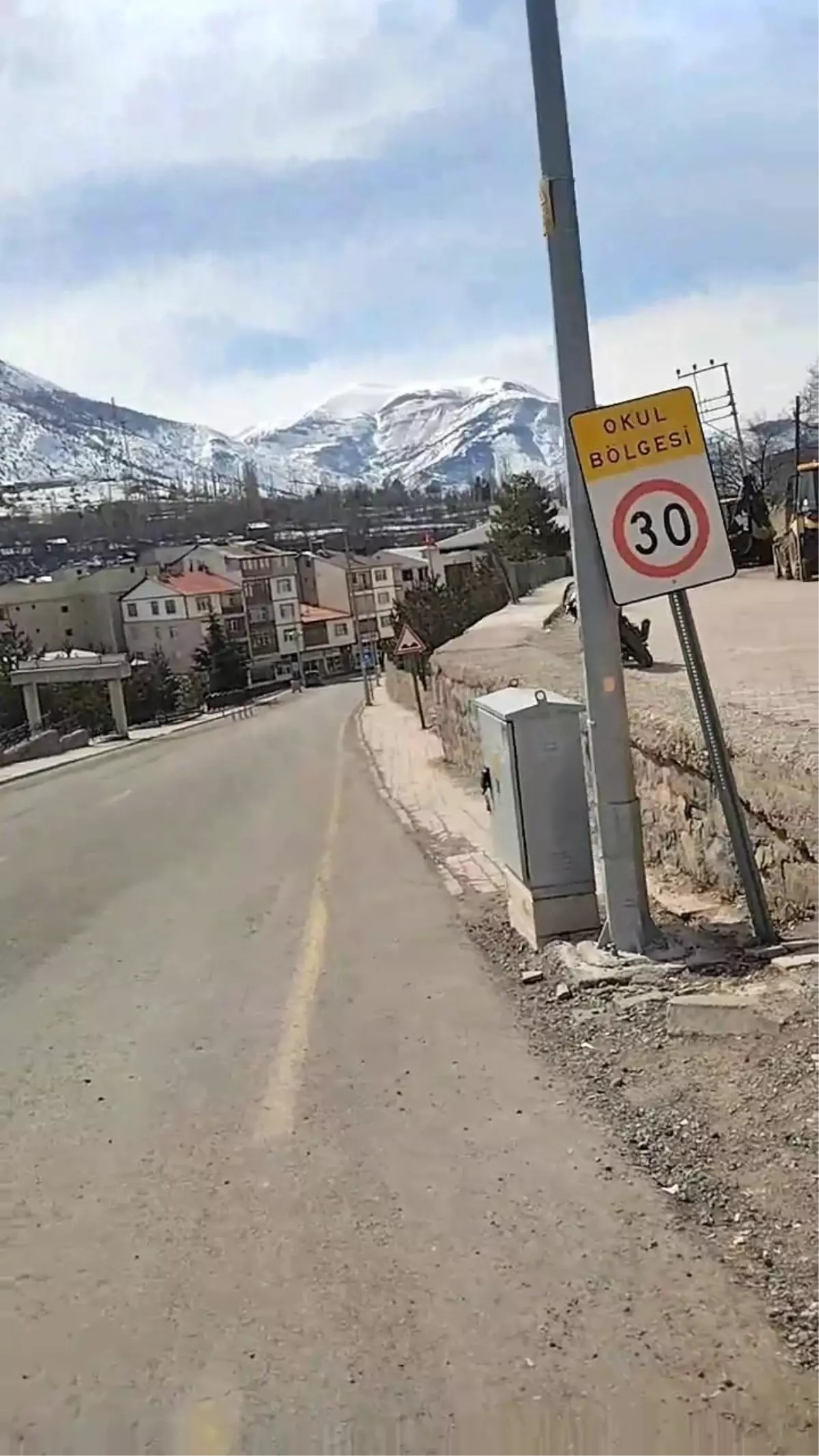 İspir\'de Çatı Tehlikesi: Yetkililer Önlem Almıyor