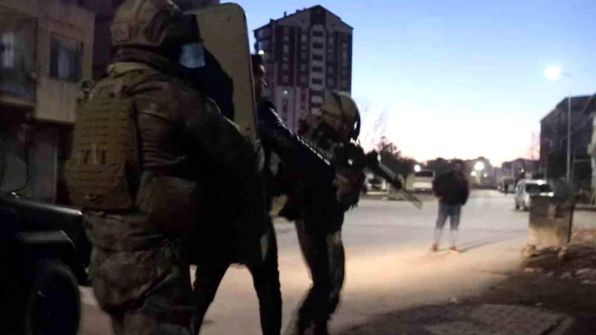 Kayseri\'de bin 74 personel ile eş zamanlı operasyon