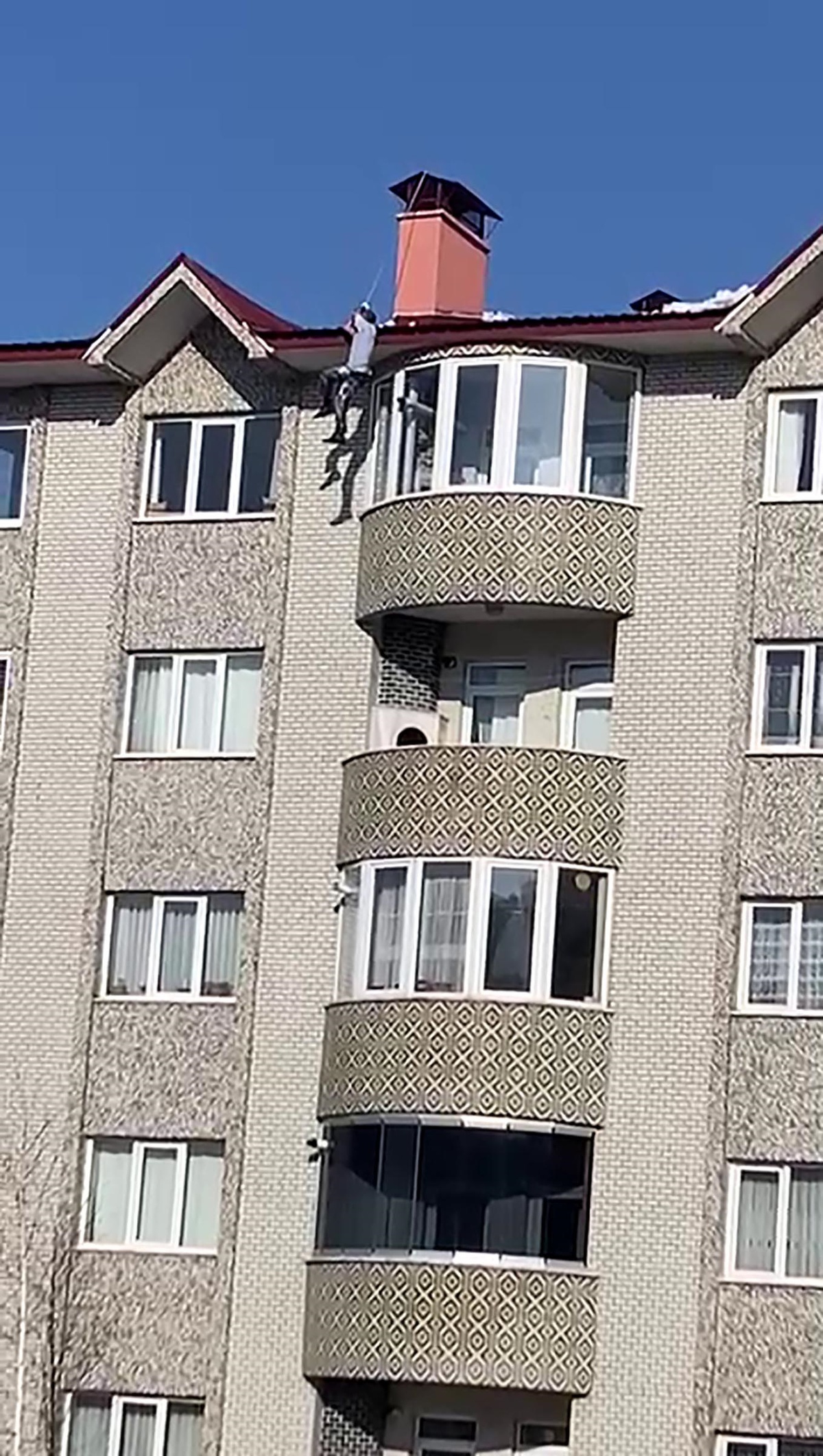 Ölümle burun buruna geldi, metrelerce yükseklikte asılı kaldı