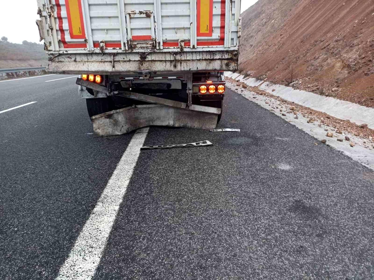Balıkesir\'de Otoyolda Kaza: Otomobil Yandı, Sürücü Yaralandı