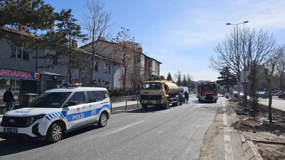 Kayseri\'de Kamyonetin Motorunda Yangın, Su Tankeri Müdahale Etti
