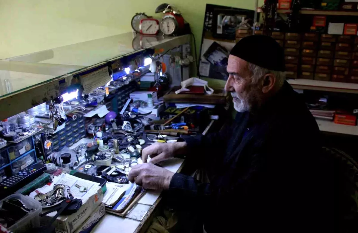 Yarım Asırlık Saat Ustası: Sebahattin Tanoğlu\'nun Hikayesi