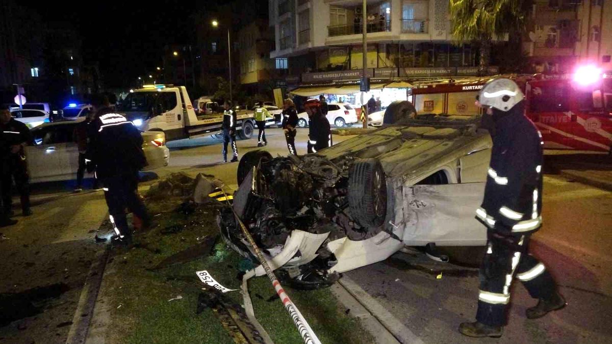 Antalya\'da Hızlı Araç Takla Attı