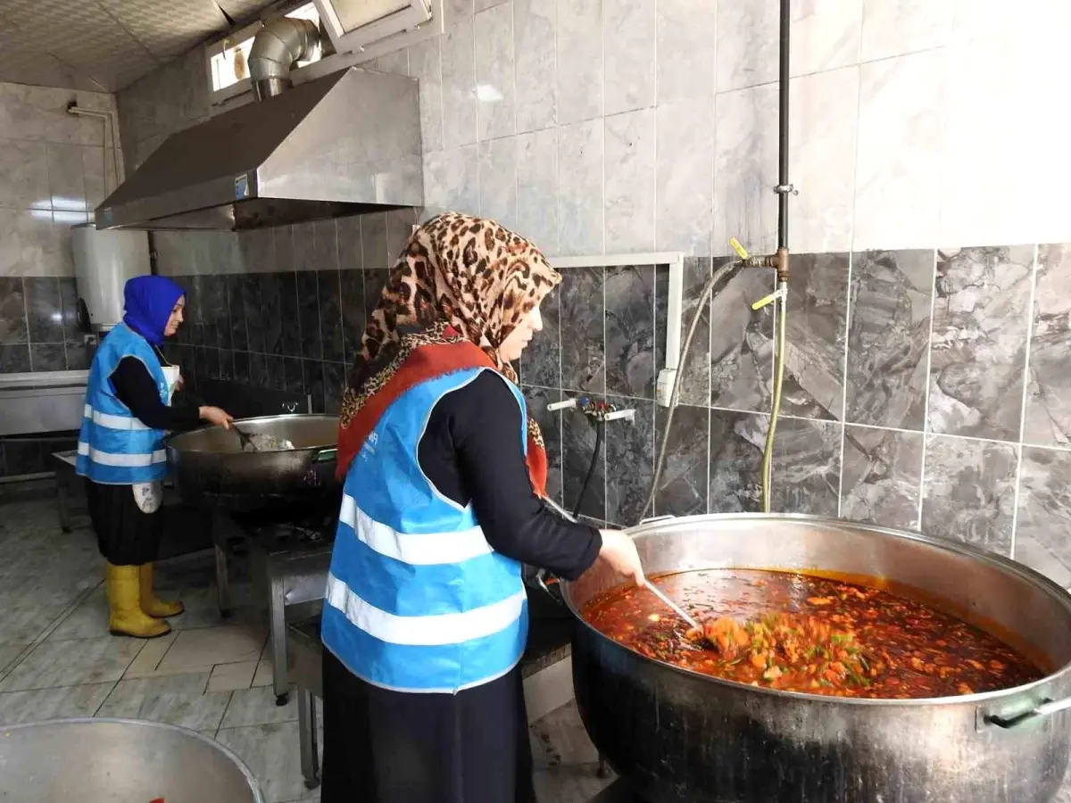 Gönüllü Kadınlar Ramazan\'da İhtiyaç Sahiplerine Yemek Hazırlıyor