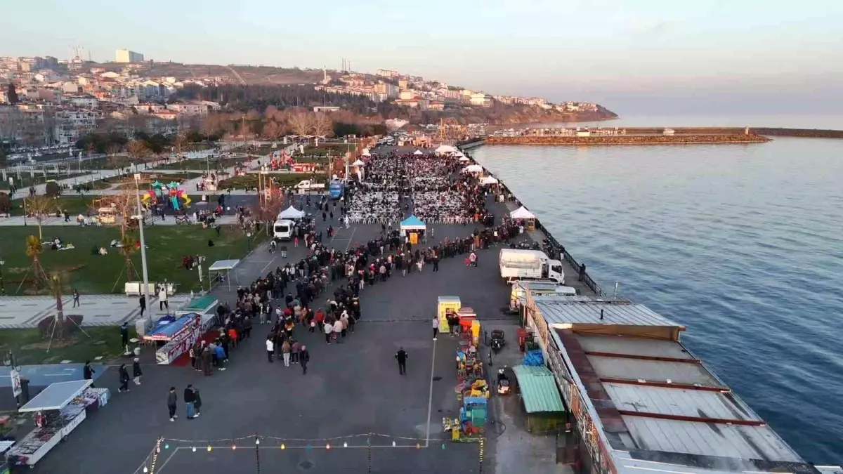Tekirdağ\'da İftar Programında Uzun Kuyruklar ve Tepkiler