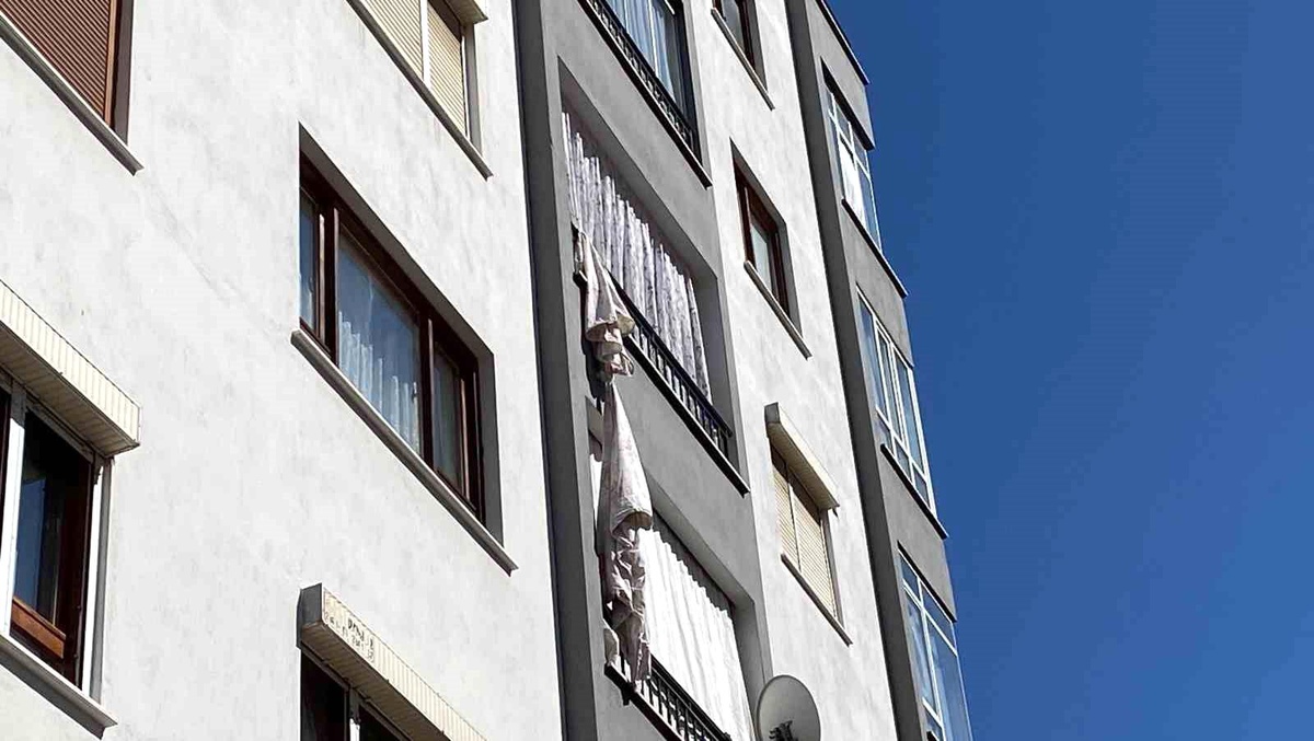 Konya\'da Genç Kız Çarşafla Balkon İnişi Denedi, Düşerek Yaralandı