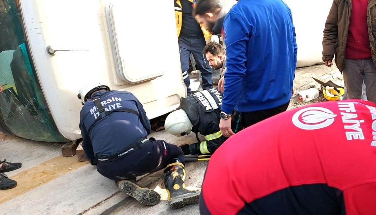 Mersin\'de Devrilen Beton Mikserinin Altında Sıkışan Sürücü Kurtarıldı