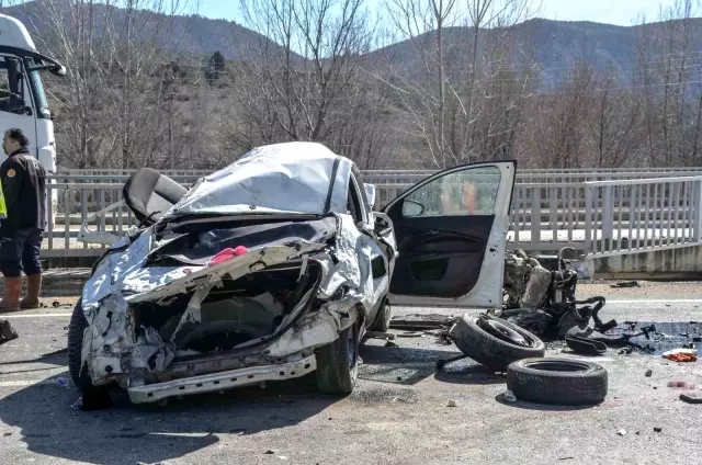 Kastamonu'da feci kaza, otomobil kağıt gibi ezildi