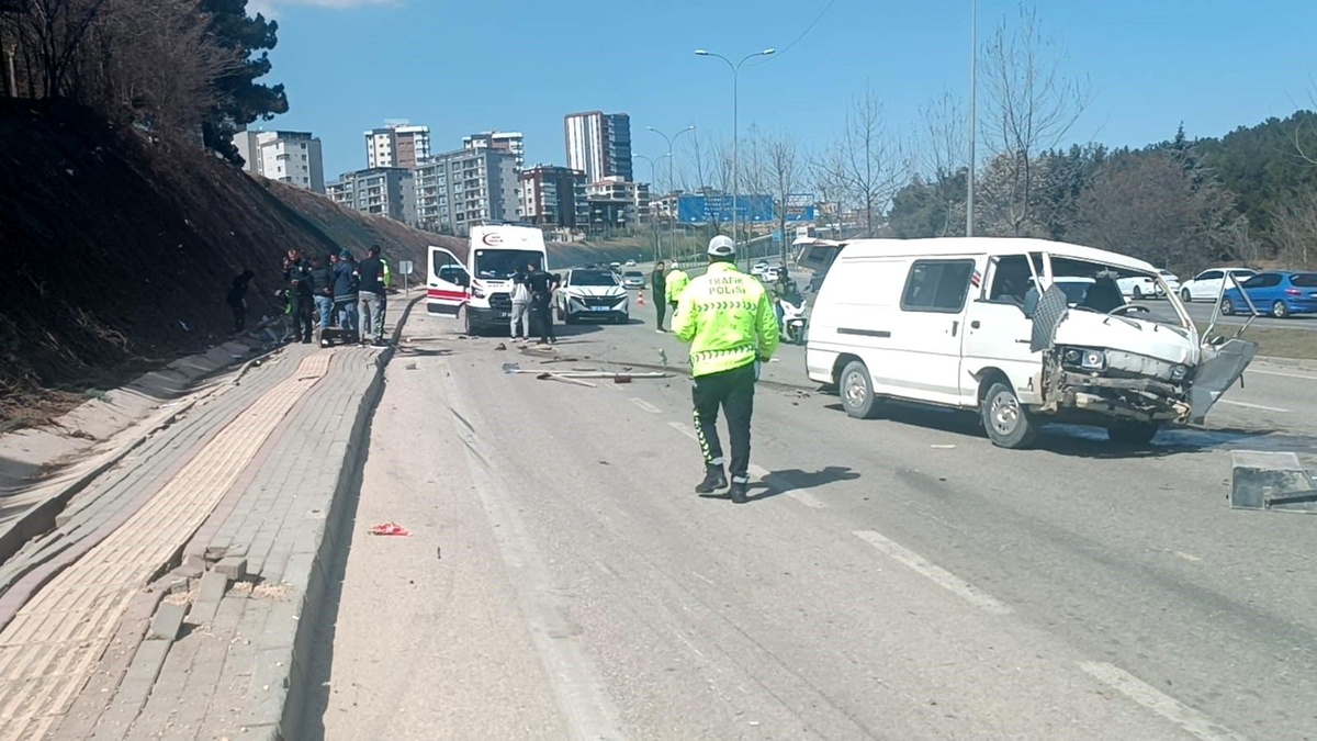 Gaziantep\'te hafif ticari araç ile otomobil çarpıştı: 1 ölü, 3 yaralı