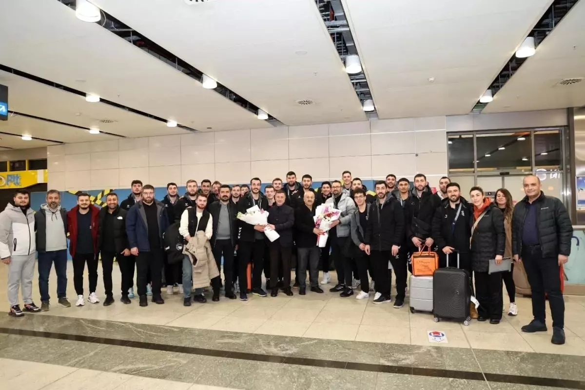 Gebze Belediye Başkanı, Voleybol Takımını Şampiyonluğunda Karşıladı