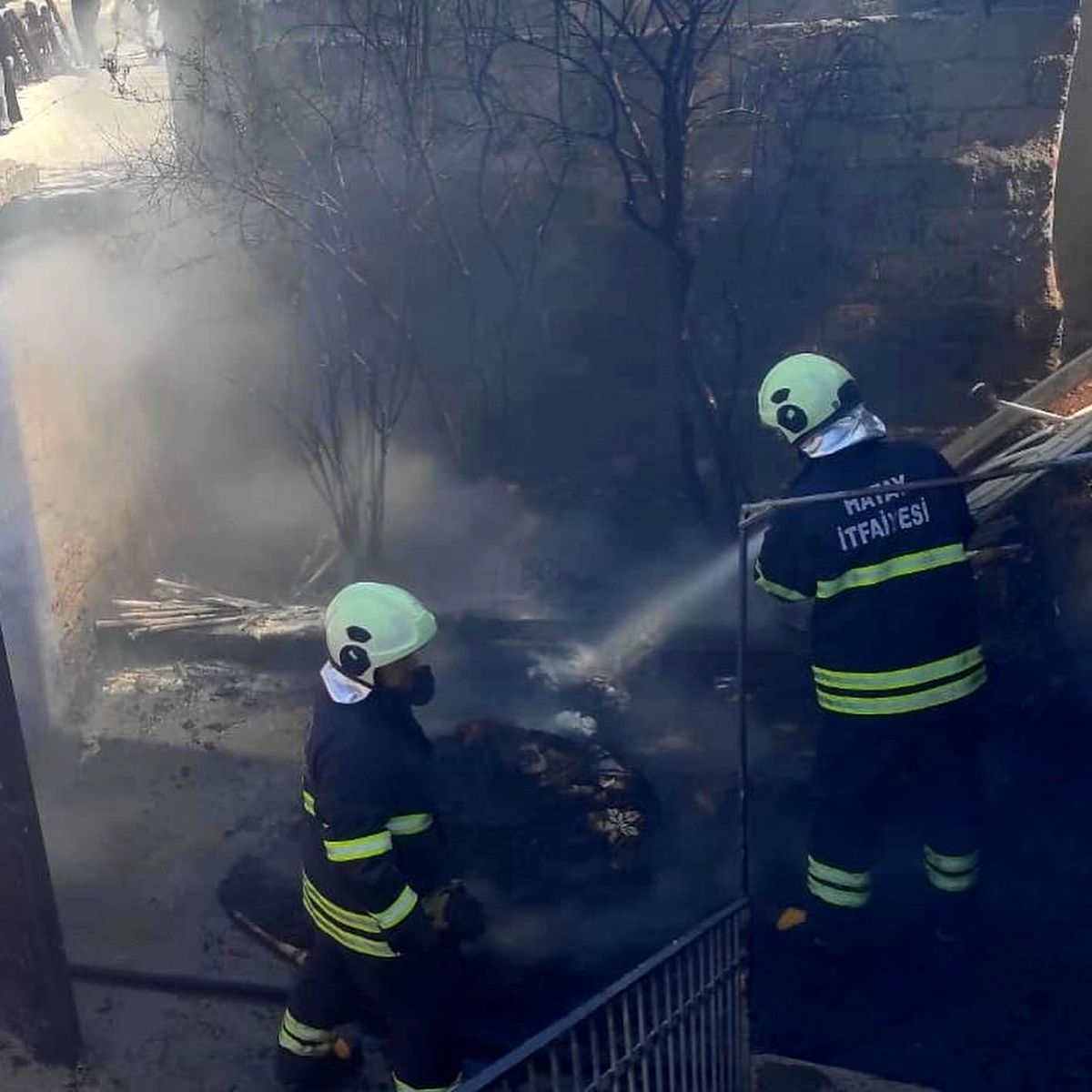 İskenderun\'da Ev Bahçesinde Yangın
