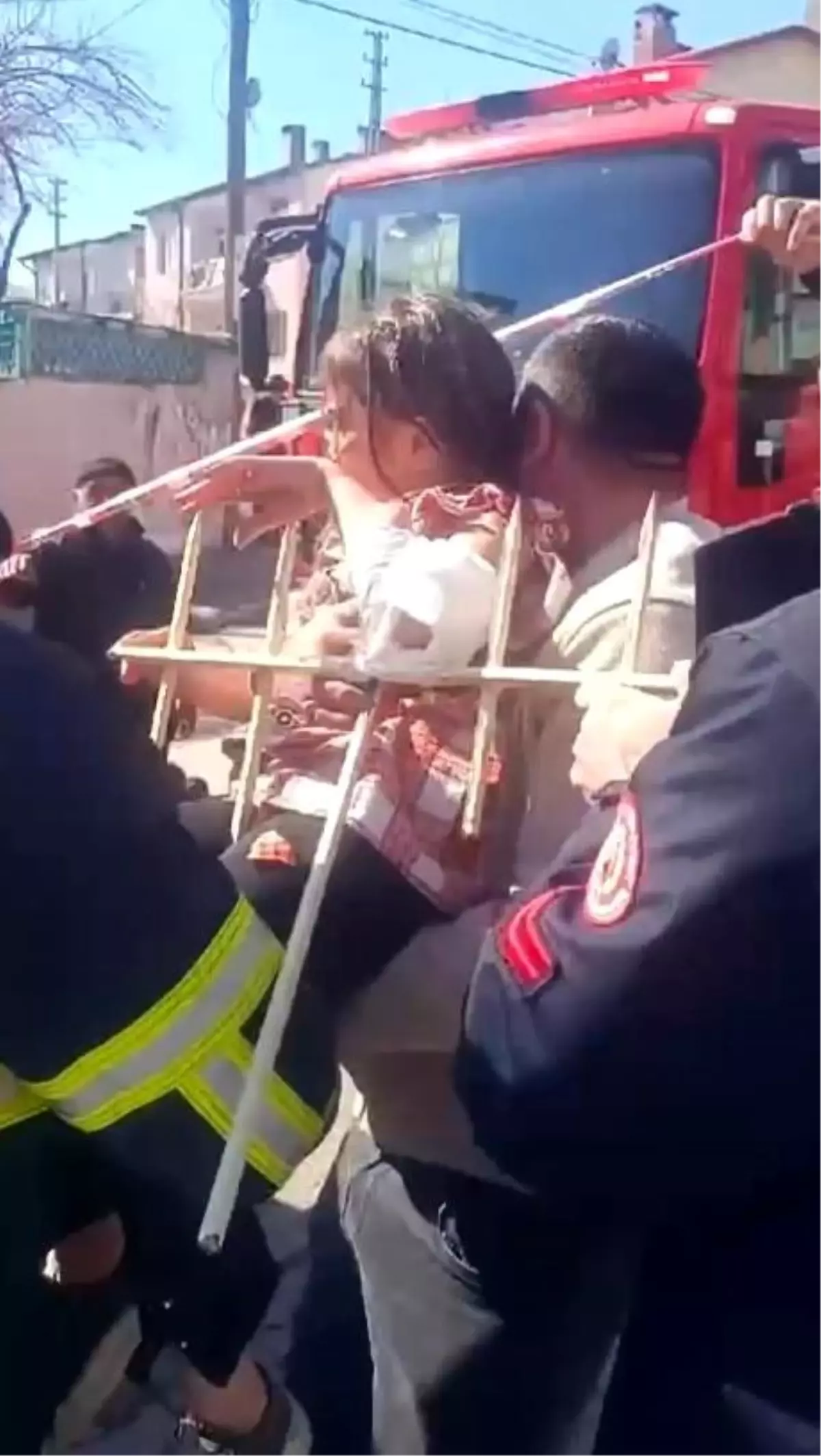 Sivas\'ta Korkuluğa Saplanan Çocuk Hastaneye Kaldırıldı