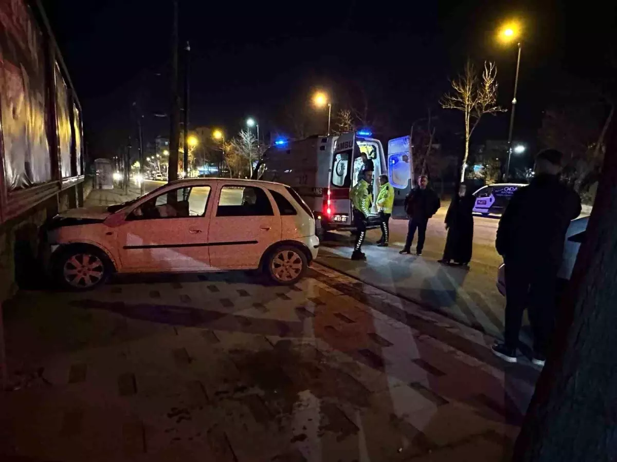 Malatya\'da Otomobil Duvara Çarptı