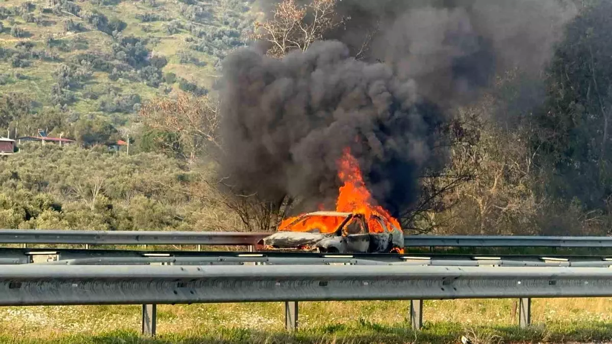 Aydın\'da Seyir Halindeki Otomobil Yangında Hurdaya Döndü