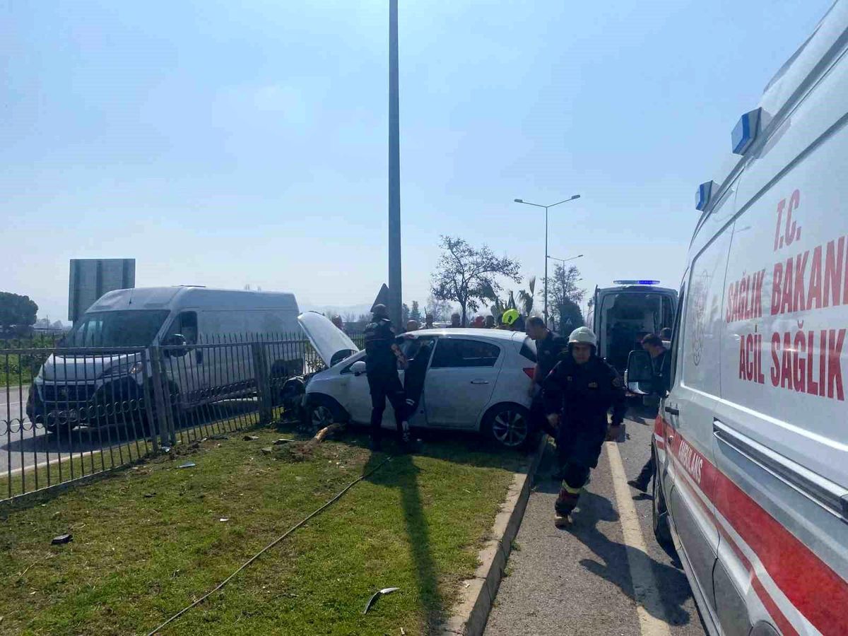 Aydın\'da Otomobil Aydınlatma Direğine Çarptı