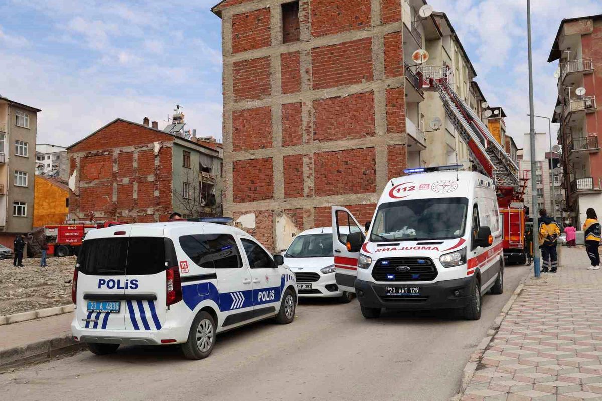 Elazığ\'da 5 Katlı Binada Yangın