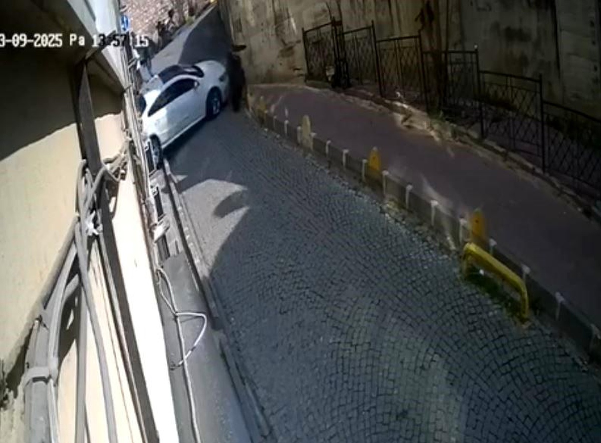 Fatih\'te Direksiyon Hatası: Kadına Çarpan Araç Takla Attı