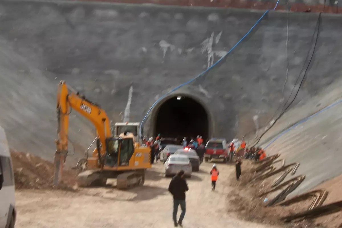 Hızlı tren şantiyesinde kaya düştü: Ölü ve yaralılar var