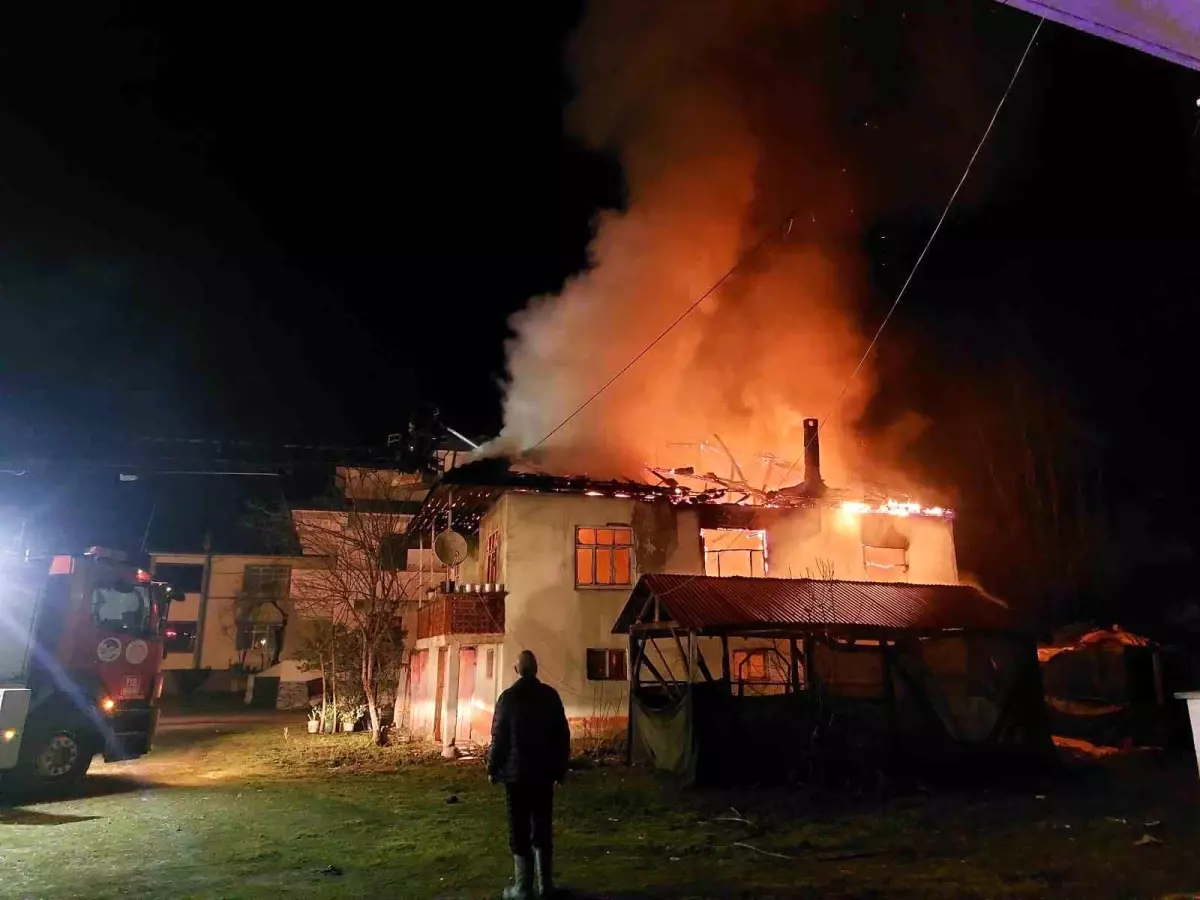 Sakarya\'da İki Katlı Evde Yangın