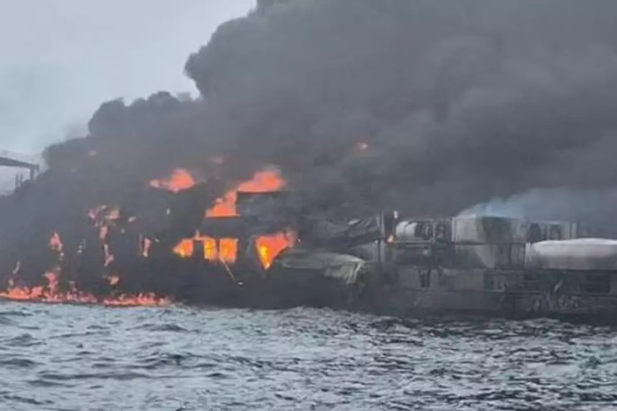 Petrol tankeri, yük gemisi ile çarpıştıktan sonra infilak etti