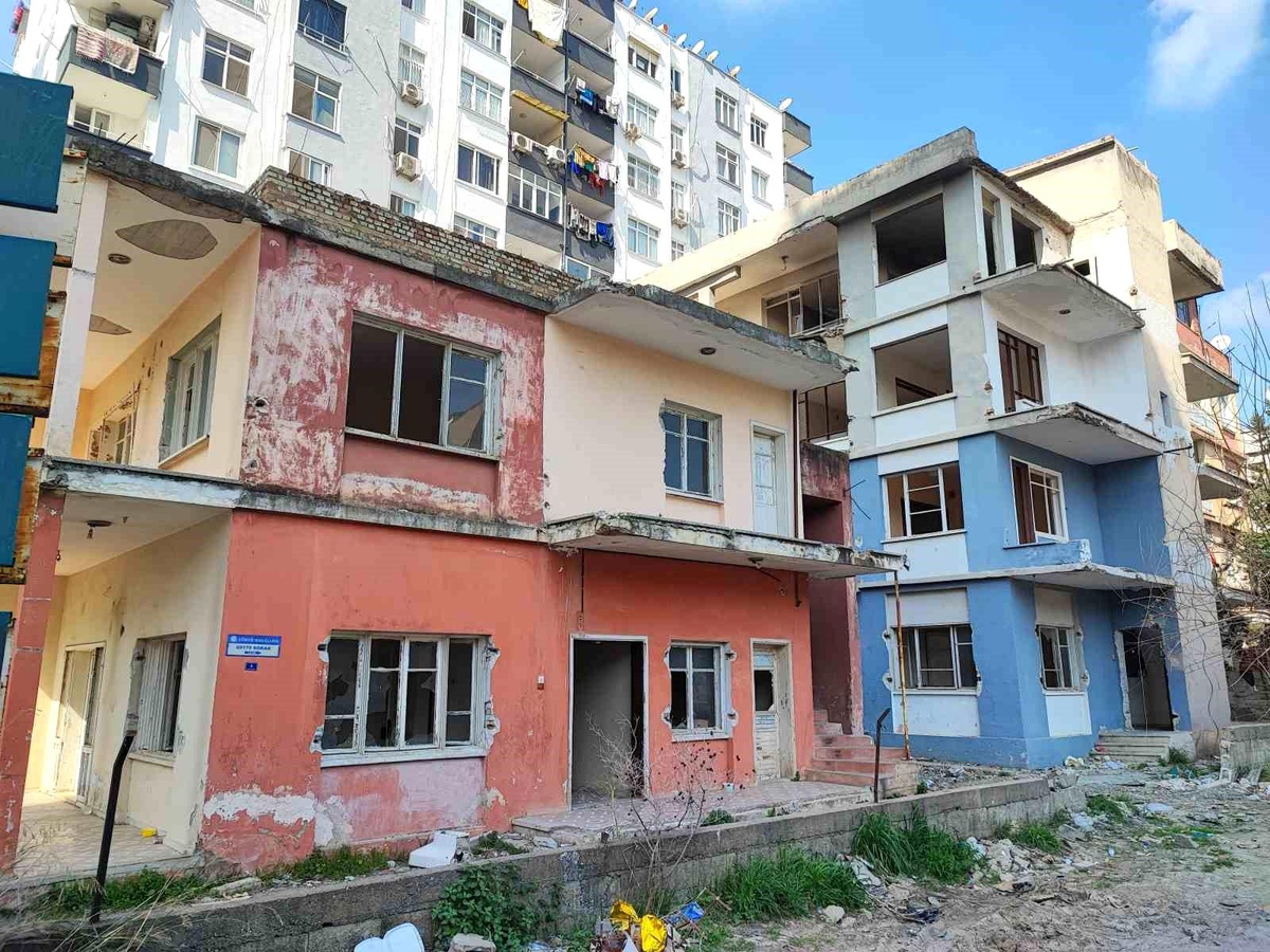 Adana\'da Metruk Bina Alev Aldı