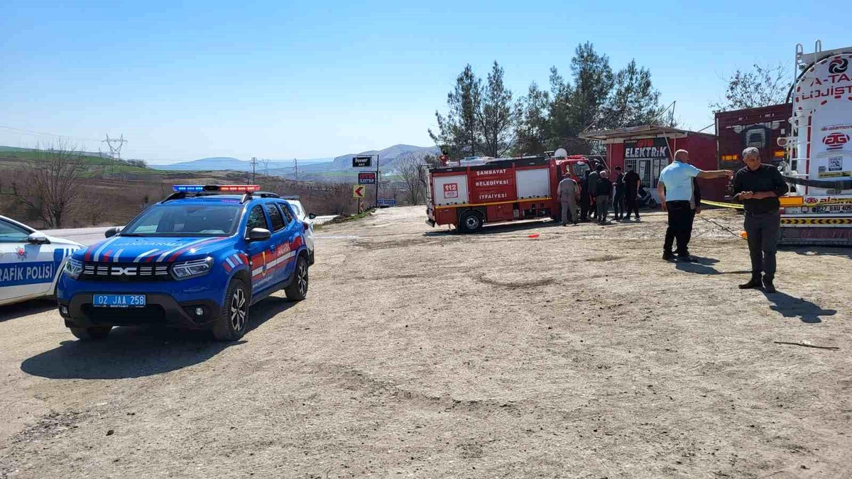 Adıyaman\'da Kum Yüklü Kamyon Devrildi: 1 Ölü, 1 Yaralı