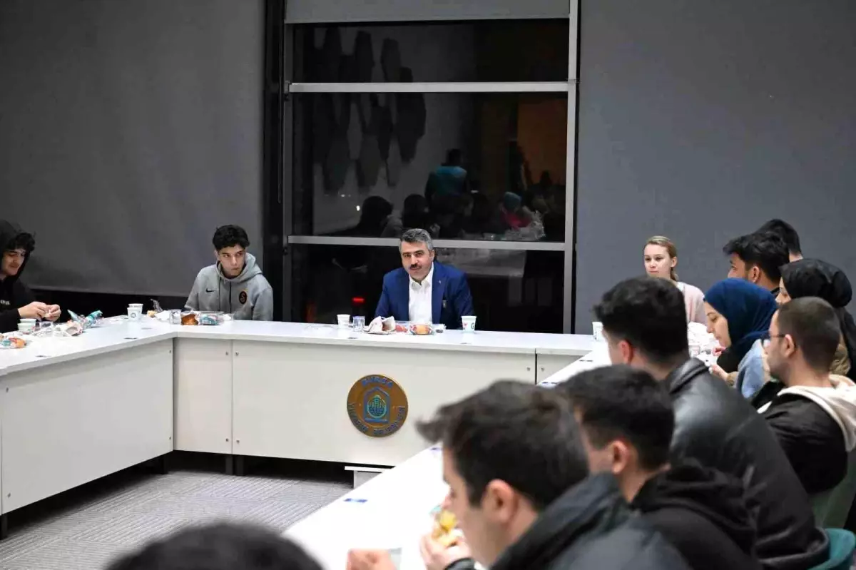 Yıldırım Belediye Başkanı Oktay Yılmaz, Gençlerle Sahurda Buluştu