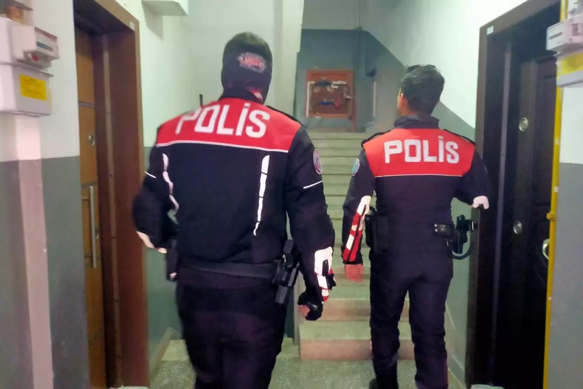 Çocuğunu okuldan almaya gitmeyen anne evinde ölü bulundu