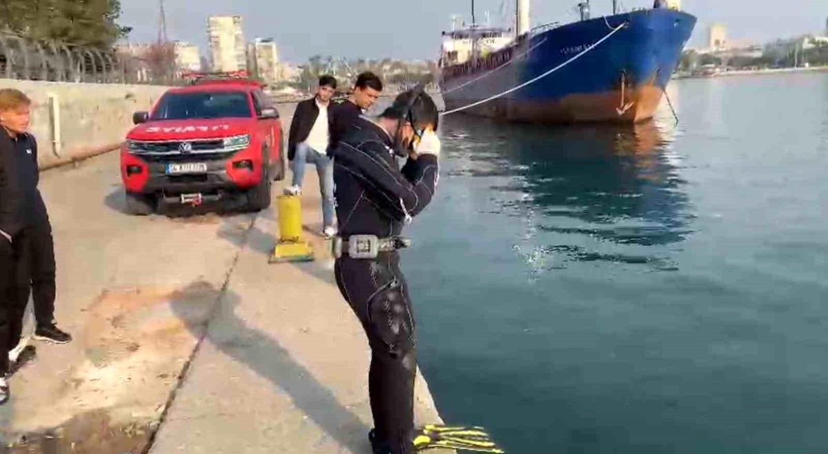 Mersin\'de Dalgıç İtfaiye Eri, Düşen Telefonu Tek Dalışta Buldu