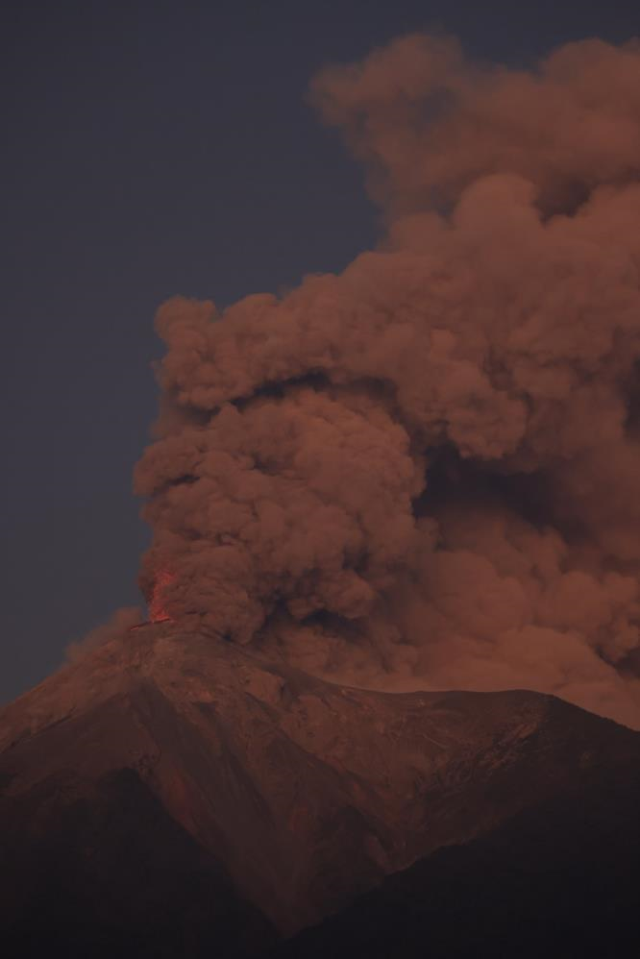 Dünyanın en aktif yanardağı patladı, 30 bin kişi risk aldında