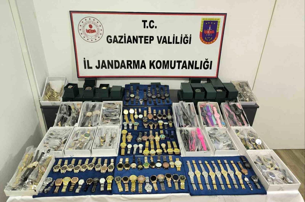 Gaziantep\'te 3 milyon TL değerinde kaçak taklit saat ele geçirildi